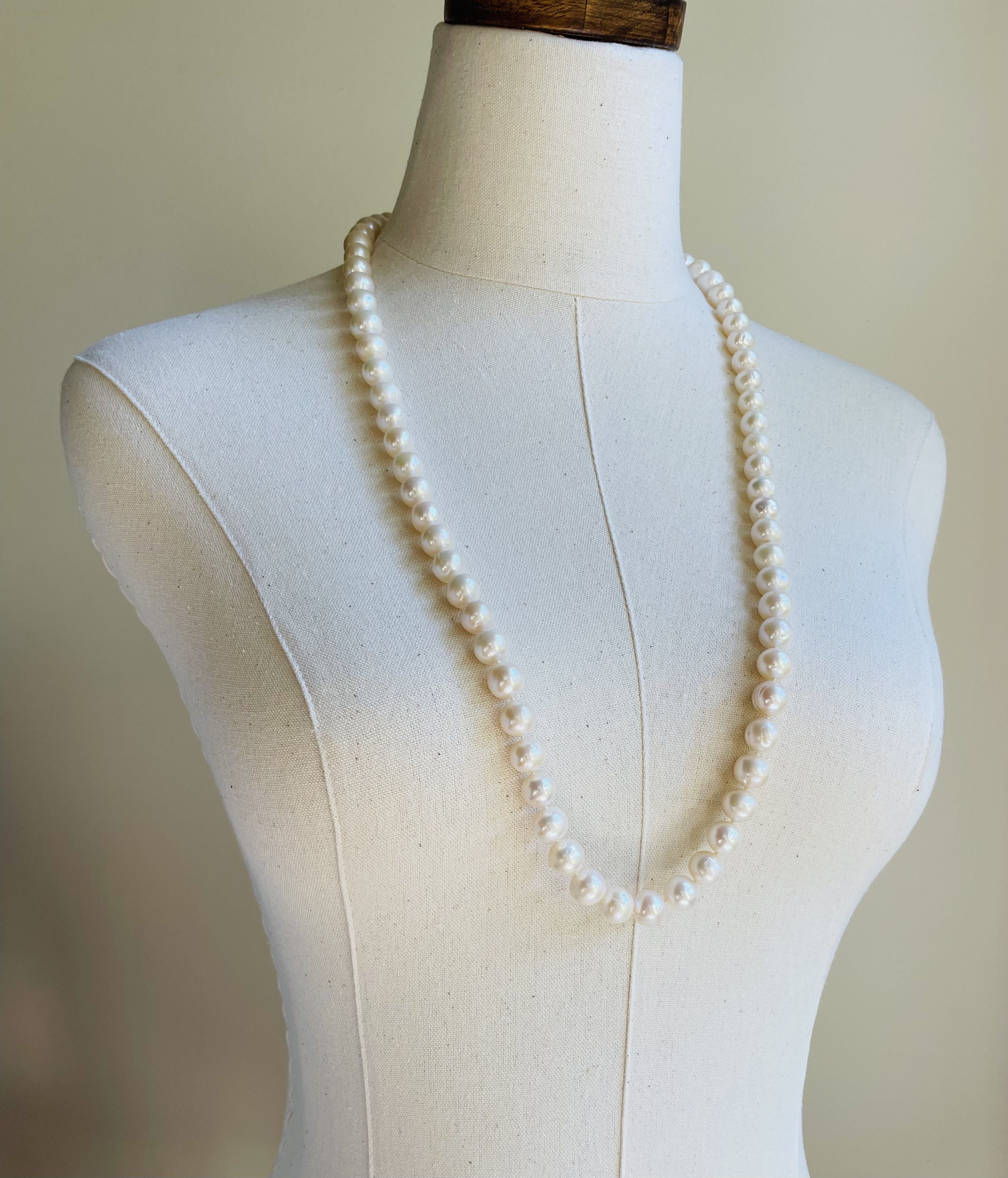 Classic Strand of White Pearls N2328